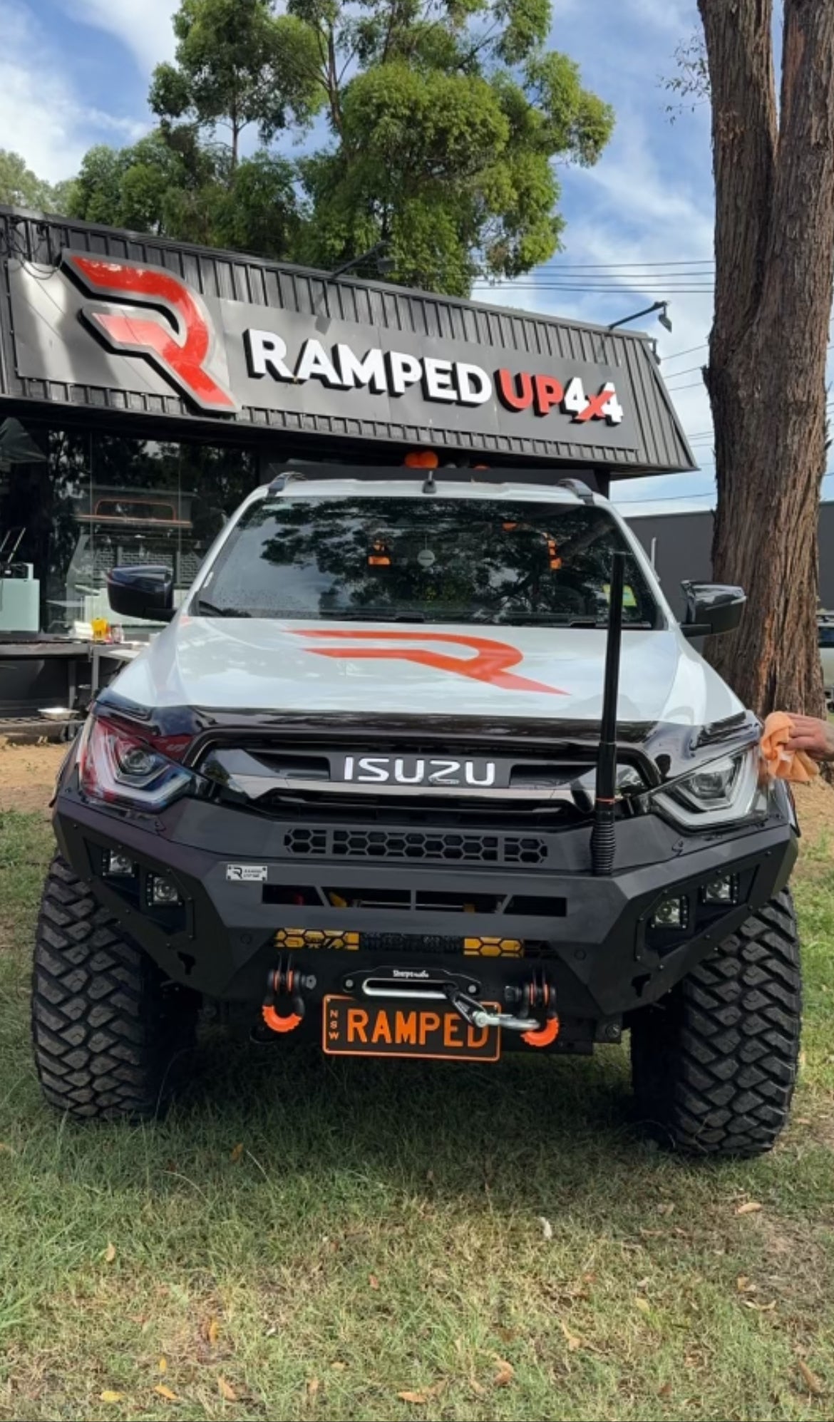 Ramped Up FACELIFT 2024+ ISUZU D-MAX HOOPED Front bull bar ( Matte Black)