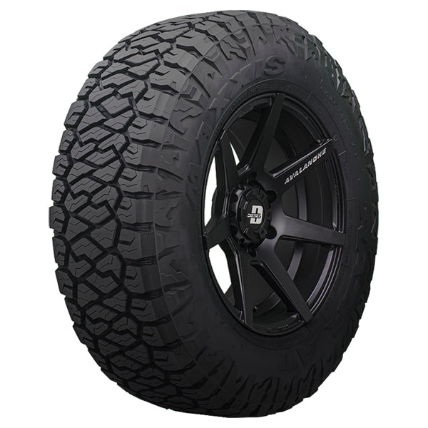 LT285/70R17 121/118S 10PR RAZR AT811 Maxxis