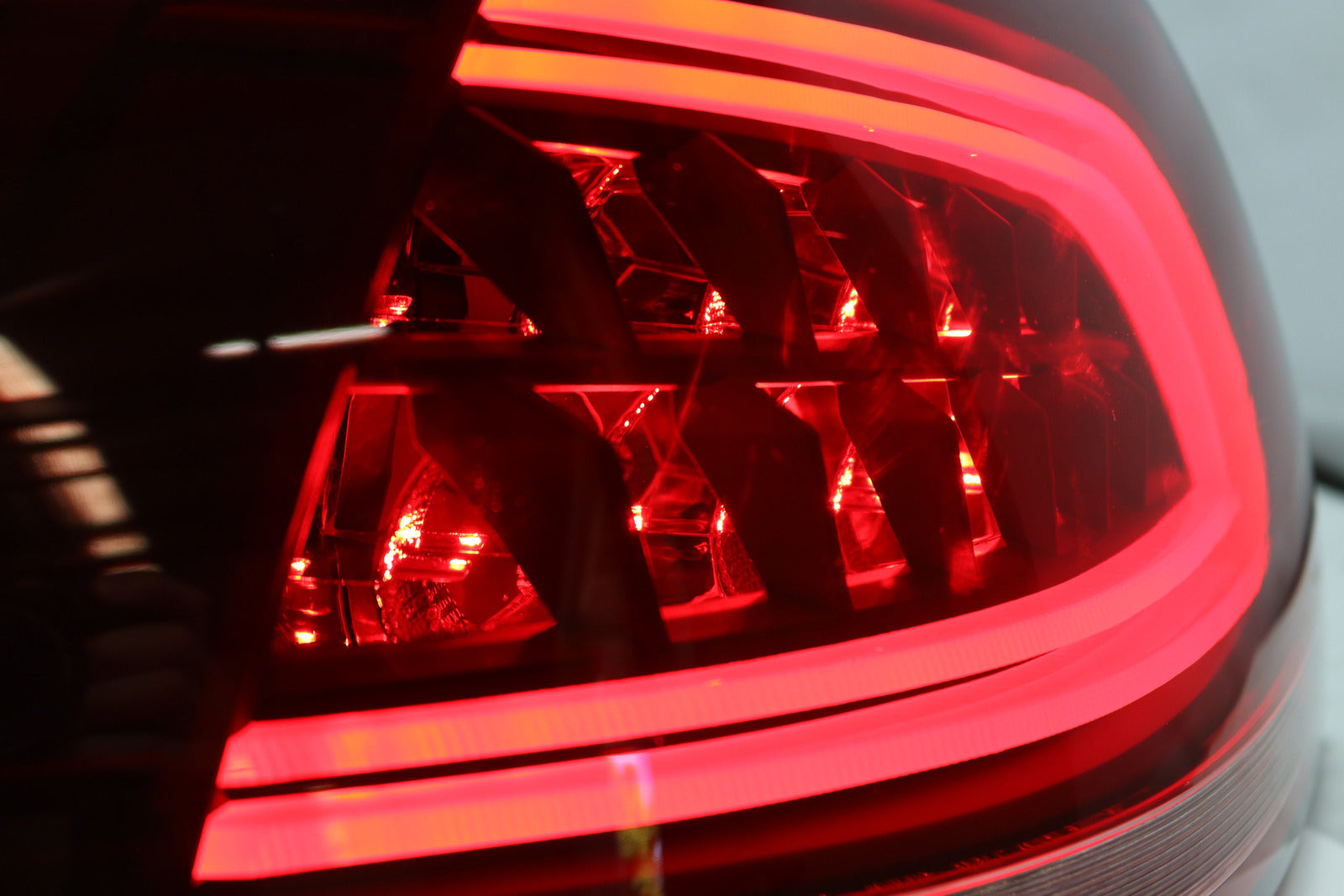 Fit For Holden VE Commodore Series 1 Series 2 Sedan Only Red LED Tail Lights Sequential Blinker