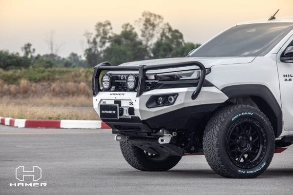 Hamer King Series Plus bull bar Toyota Hilux N90 light and aerial mounts